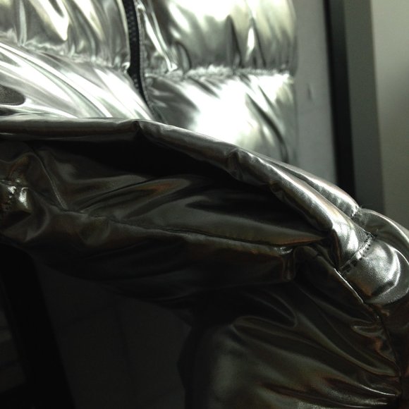 Gift for Lis*****Cute Silver Puffer Vest Full Zip Front, NWOT, Small - Picture 11 of 12